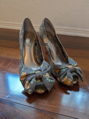 Poetic License Gray Floral Peep-Toe Heels with Bow